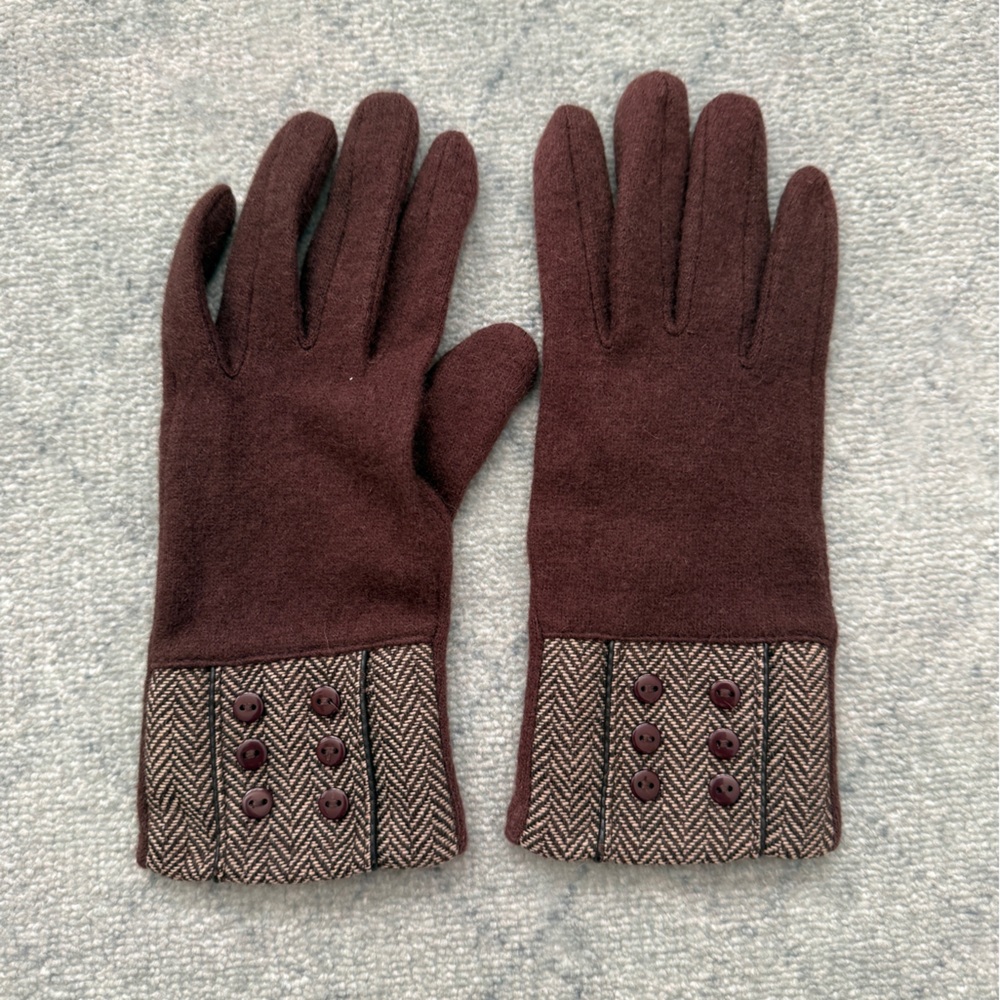 Soft brown small gloves